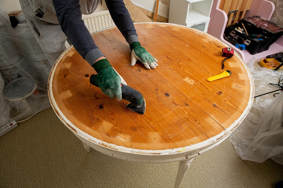 Інструменти та засоби для ефективного полірування дерев'яних поверхонь меблів.