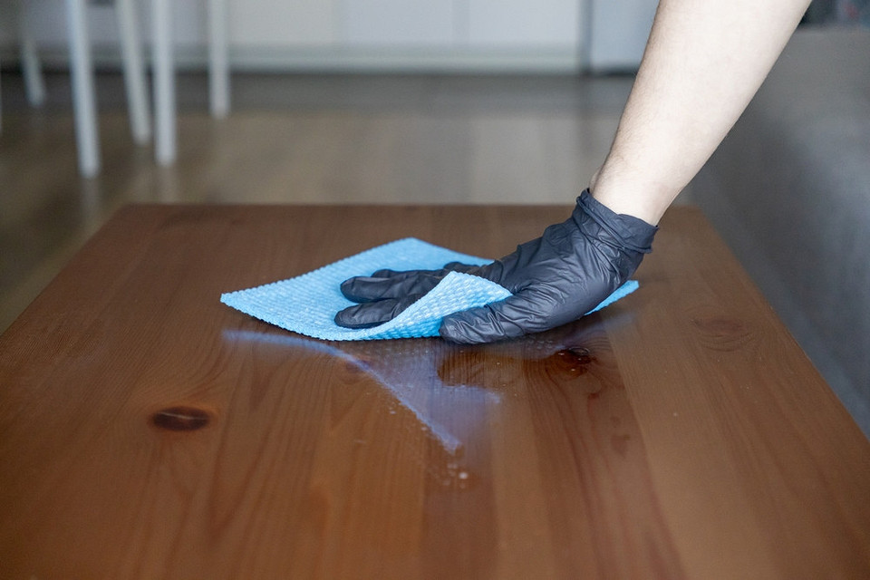 Покрокова демонстрація полірування дерев'яної шафи для досягнення глянцевого ефекту.