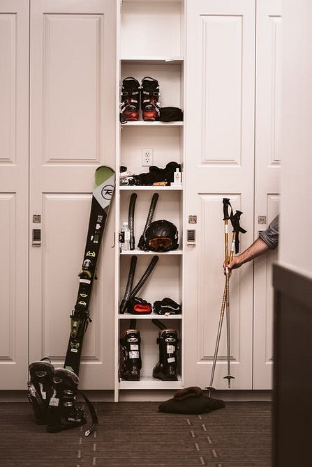 Визначаємо оптимальну глибину шафи для одягу, враховуючи стандартні розміри та тип шафи