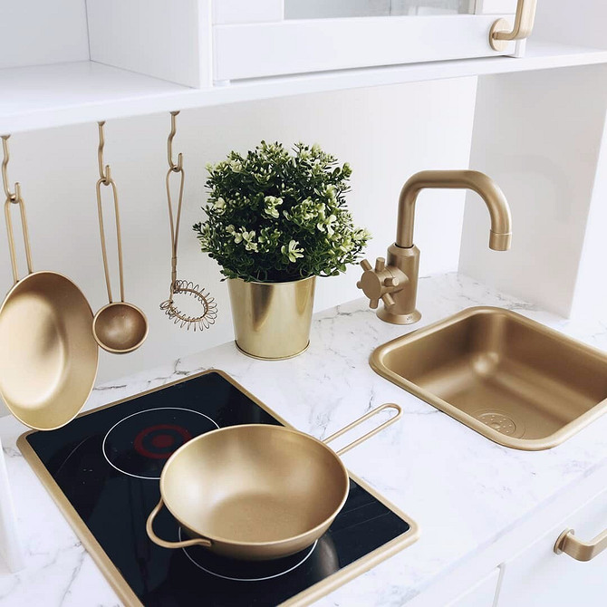 Переробка меблів ІКЕА: глянцевий столик після фарбування своїми руками, ідея для декору