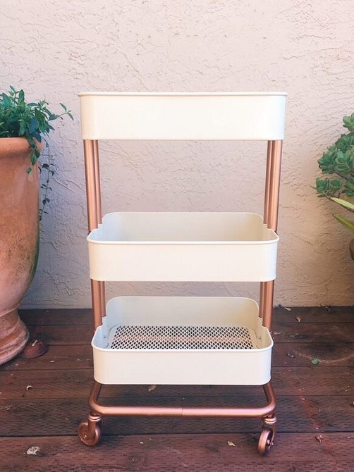 Фарбування меблів: яскравий акцентний стіл ІКЕА у вітальні після переробки.