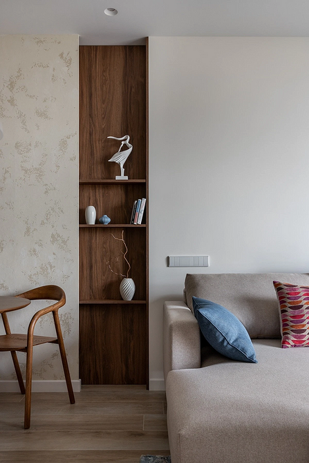 Елегантна кухня-вітальня з каміном, що додає затишку, та зручним розташуванням меблів.