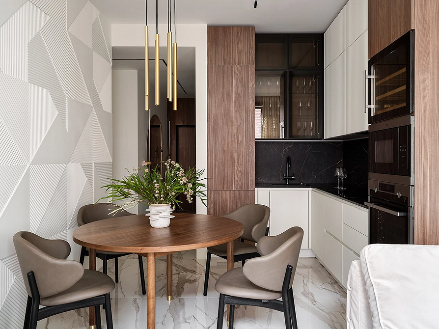 Світла кухня-вітальня з панорамними вікнами, що наповнюють простір природним світлом, та зручним диваном.