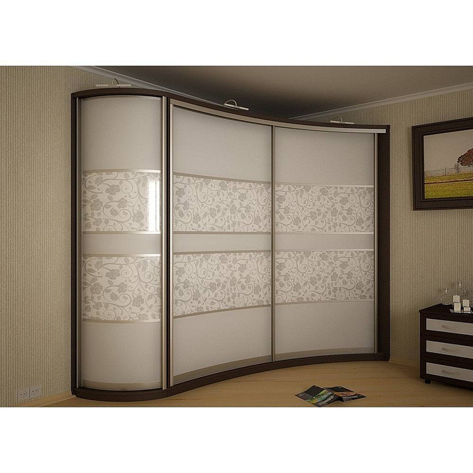 Кутова шафа-купе в спальні з підсвічуванням для зручного користування вночі.