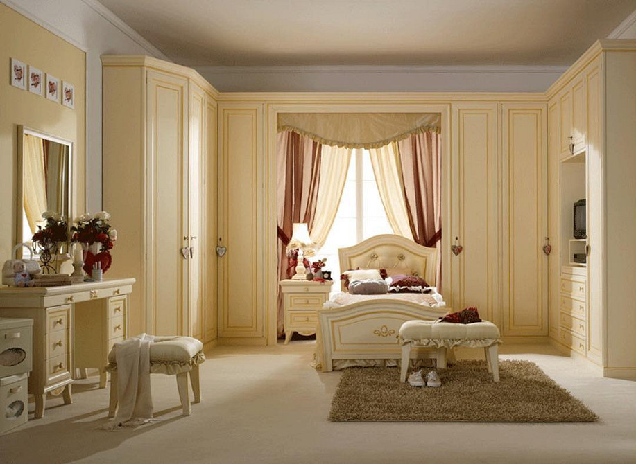 Кутова шафа з відкритими полицями в спальні для зберігання книг та декору