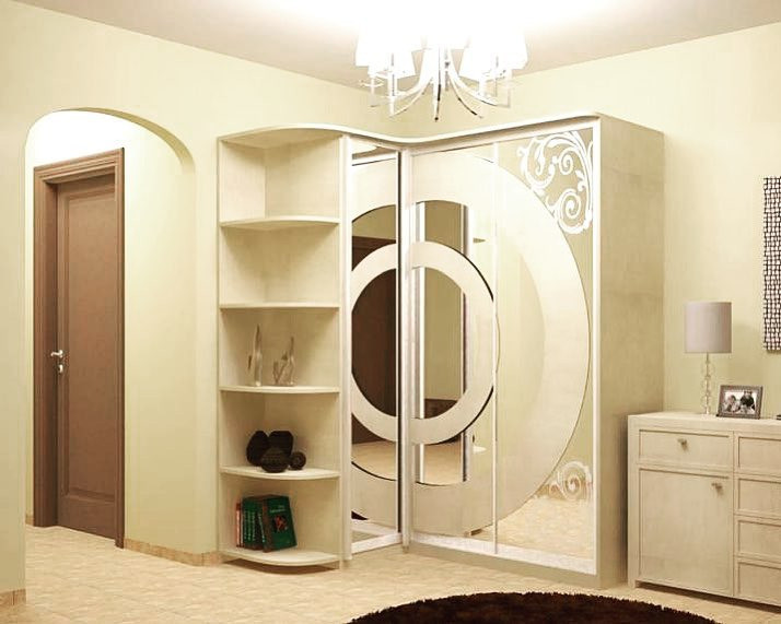 Кутова шафа в класичному стилі в спальні з різьбленими елементами та елегантним дизайном