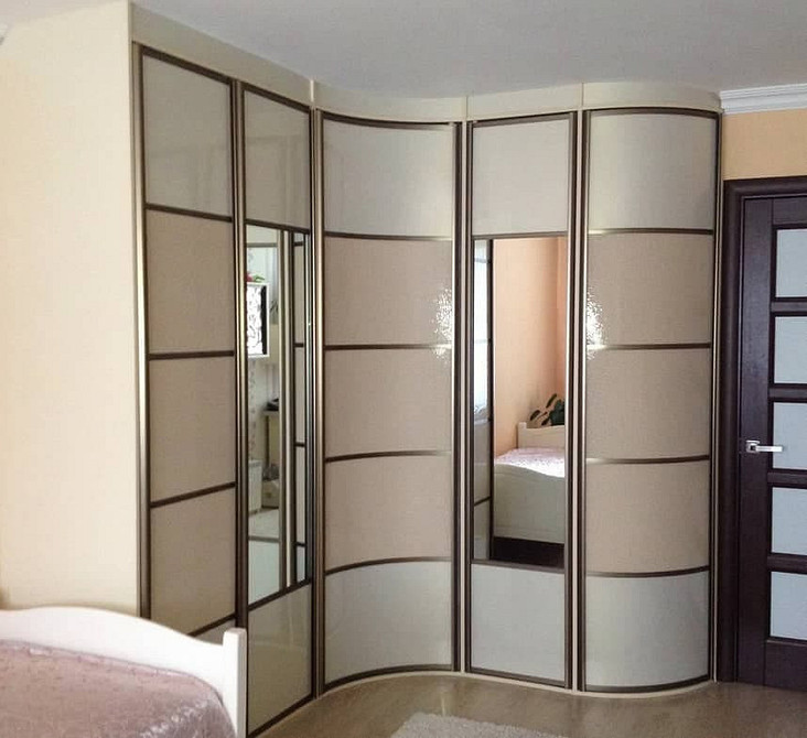 Світла спальня з кутовою шафою: сучасний дизайн та практичне рішення для зберігання