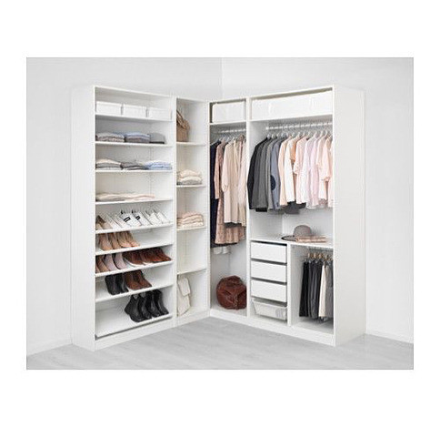 Кутова шафа в спальні з підсвіткою для зручного пошуку речей