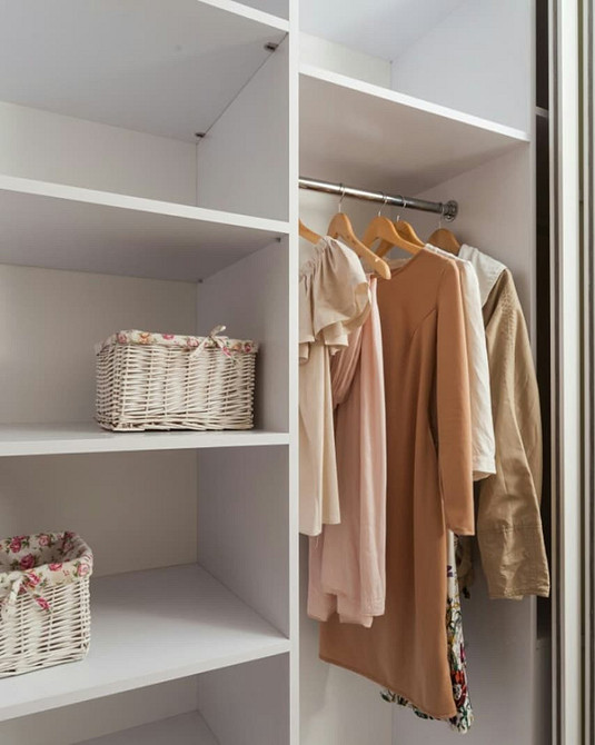 Сучасний дизайн спальні з кутовою шафою для ефективного використання кожного куточка