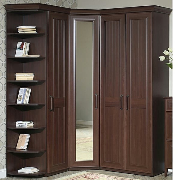 Стильна кутова шафа-купе в спальні з полицями для зберігання речей.