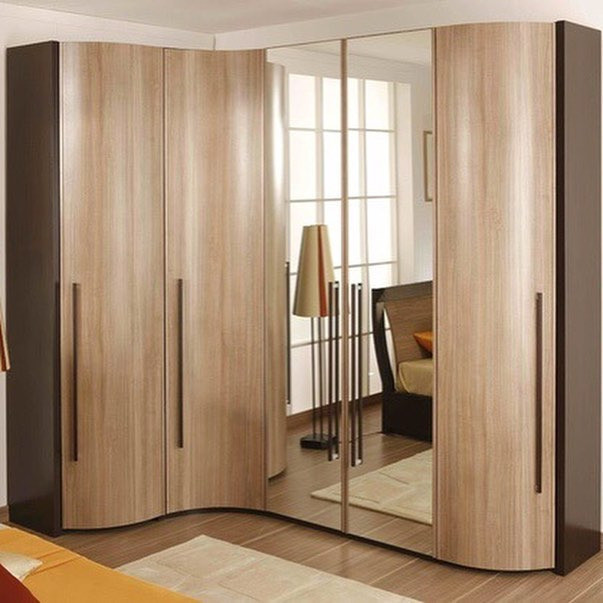 Світла кутова шафа в спальні з матовими фасадами для сучасного дизайну.