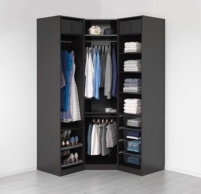 Інтер'єр спальні з великою кутовою шафою для зберігання великої кількості речей