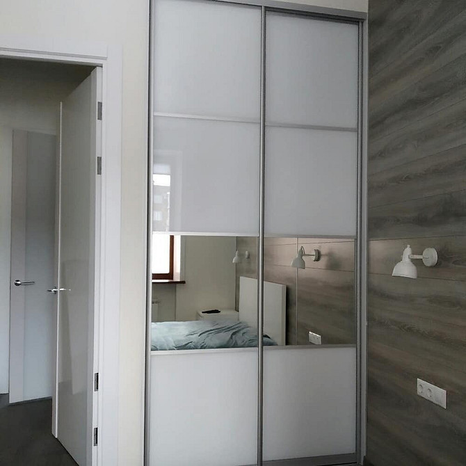 Кутова шафа в спальні з відкритими полицями для декору та книг.