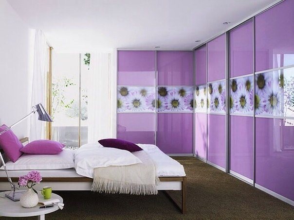 Кутова шафа з матовими скляними дверцятами в спальні для сучасного мінімалістичного дизайну