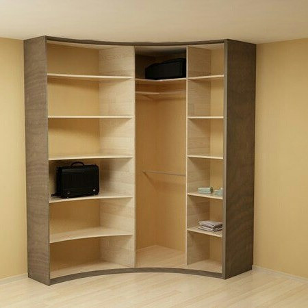 Кутова шафа з дзеркальними дверцятами в спальні для економії простору