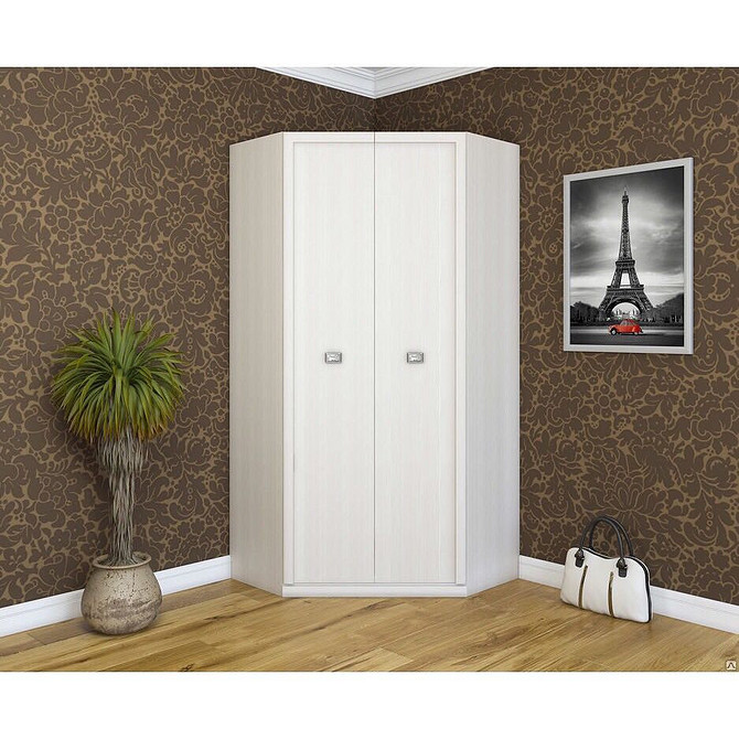 Кутова шафа в спальні з дзеркальними дверцятами для візуального збільшення простору.