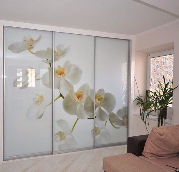 Кутова шафа для одягу в маленькій спальні: оптимальне використання простору.