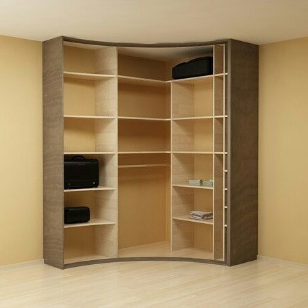 Кутова шафа з комбінованими фасадами в спальні: поєднання кольорів та текстур в інтер'єрі.