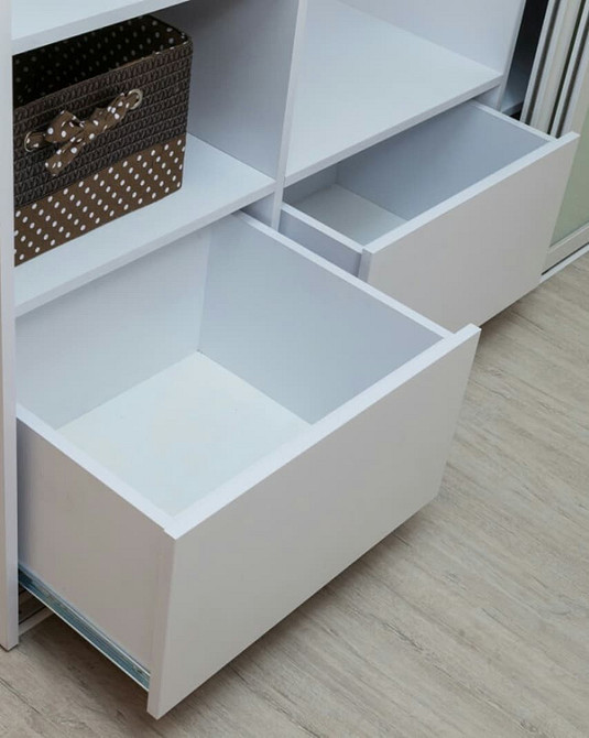 Затишна спальня з кутовою шафою: комфорт та ефективне використання простору для зберігання