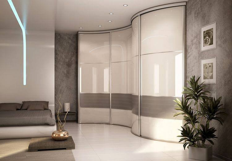 Біла кутова шафа в світлій спальні, що візуально розширює простір та додає легкості