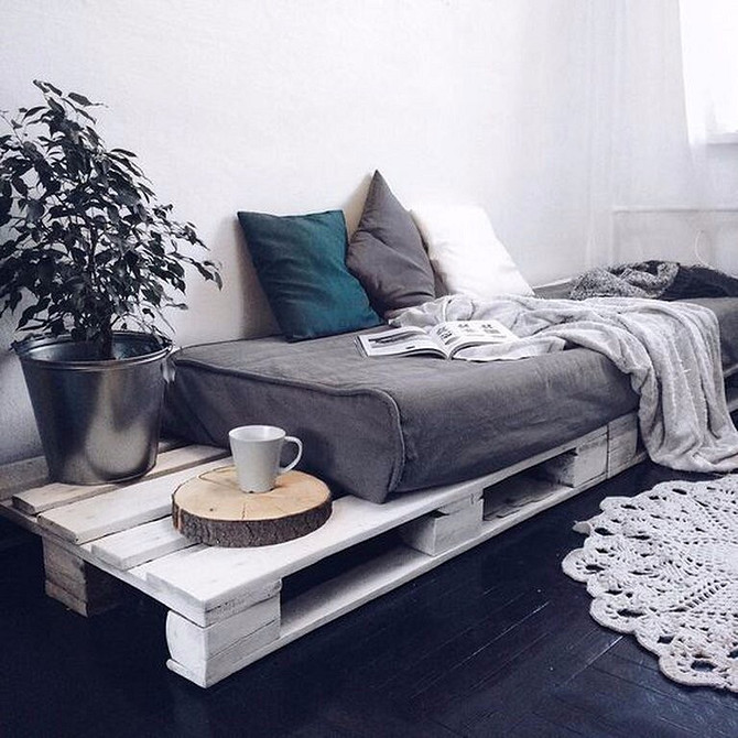 Натуральне дерево Ліжко з палет з використанням натурального дерева в дизайні спальні