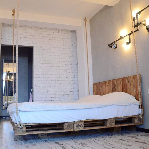 Детальний процес створення ліжка з піддонів: меблі з піддонів своїми руками.