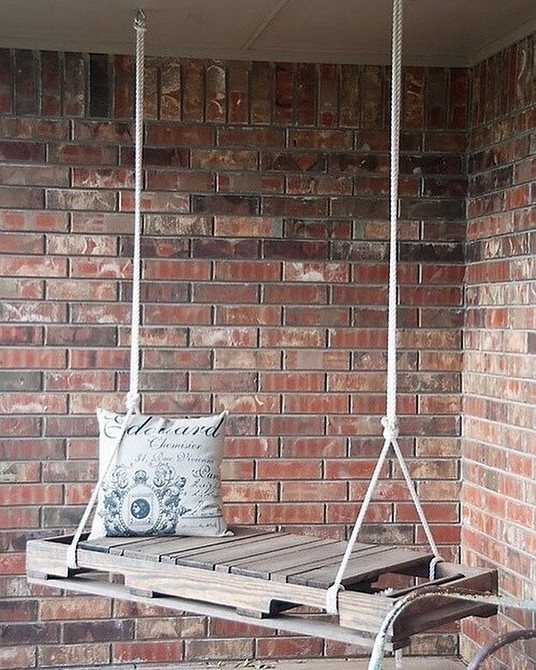 Ілюстрація етапів виготовлення ліжка з піддонів: саморобні меблі для дому.