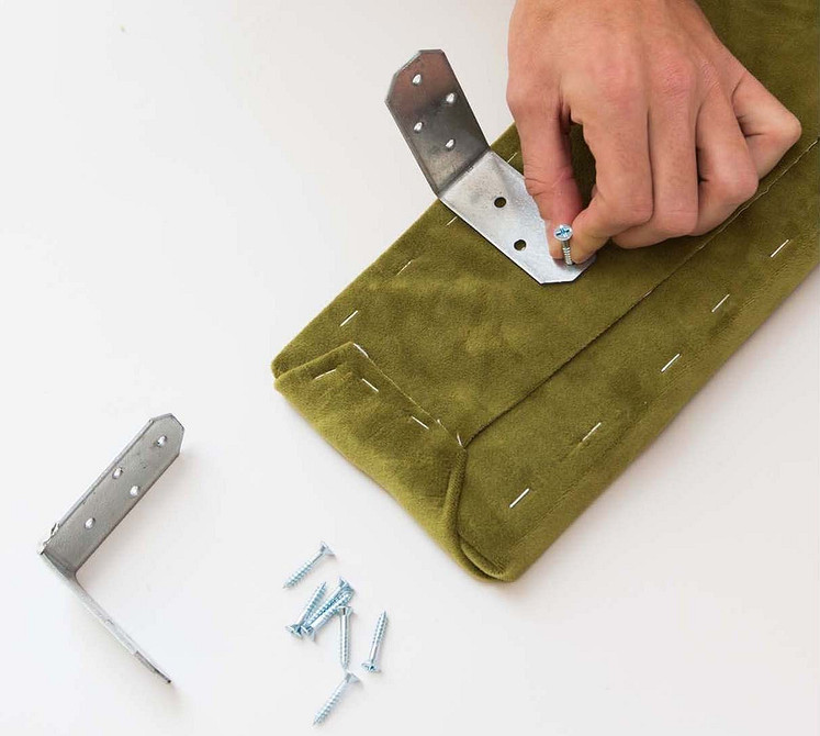 Фото ідеї: м'яке узголів'я ліжка, зроблене своїми руками, в сучасному дизайні спальні.