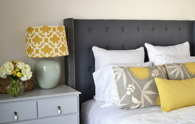 Дизайн спальні з узголів'ям ліжка зробленим своїми руками з піддонів.