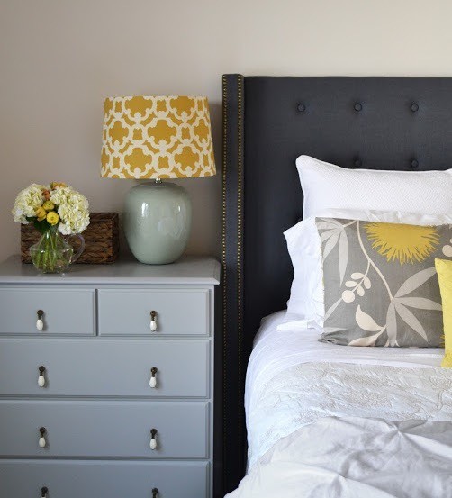 Узголів'я ліжка своїми руками з використанням макраме для богемного стилю в спальні.