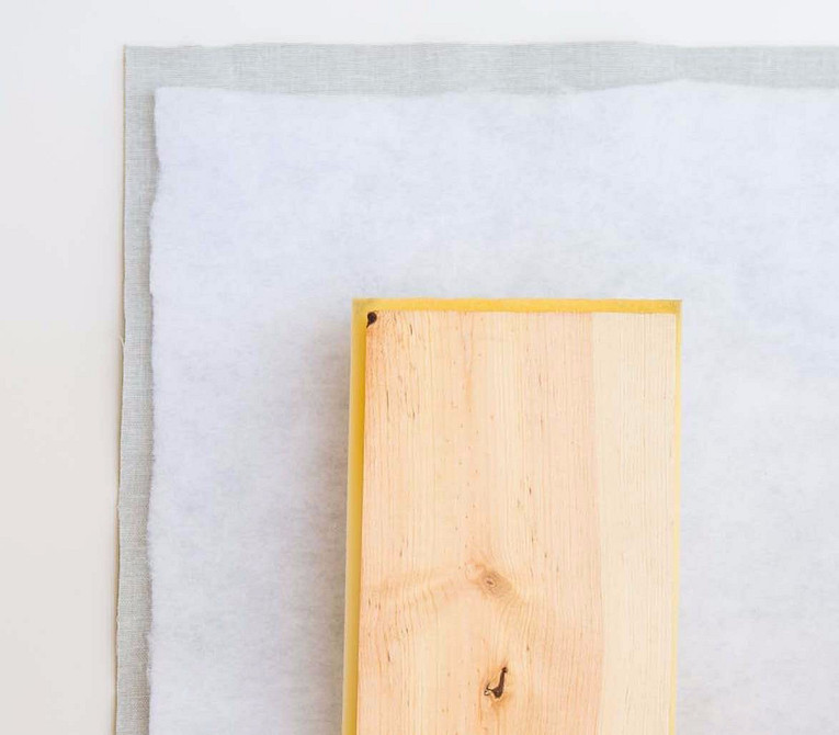 Дизайн спальні з м'яким узголів'ям, зробленим своїми руками. Стильний елемент декору.