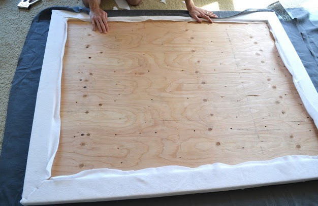 Дизайн спальні з узголів'ям ліжка зробленим своїми руками з дерев'яних дощок.