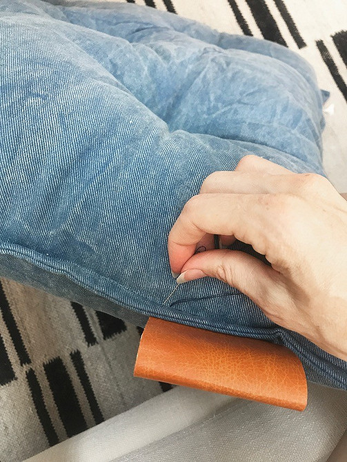 Нестандартне узголів'я ліжка своїми руками з використанням декоративної плитки, ідея для спальні.