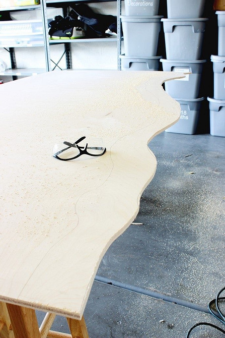 Декор спальні: узголів'я ліжка своїми руками обшите шкірою або еко-шкірою.