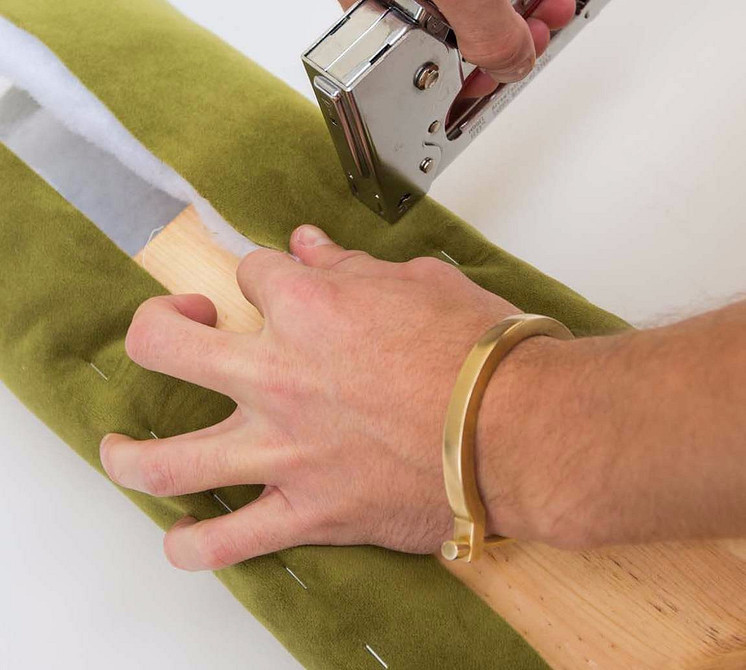 М'яке узголів'я ліжка з оригінальним дизайном, зроблене своїми руками для затишку.