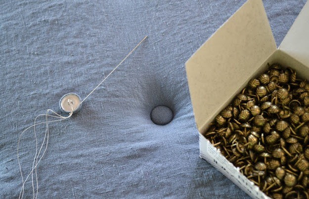 Узголів'я ліжка своїми руками з використанням старих дверей для оригінального дизайну спальні.