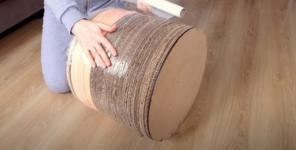 Покрокове керівництво: робимо стильний пуфік з картону в домашніх умовах.