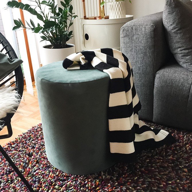 Інструкція, як зробити пуф своїми руками зі старих коробок та тканини.