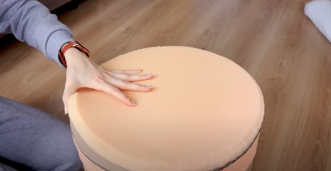 Виготовлення пуфіка з картонних коробок: економний та креативний спосіб.