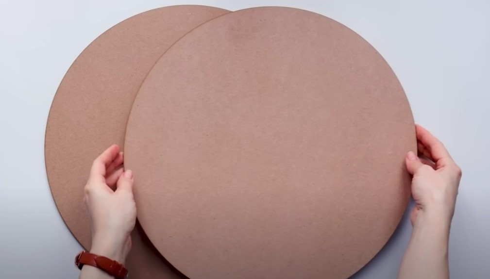 Покрокова інструкція зі створення пуфика з картону: майстер-клас для дому.