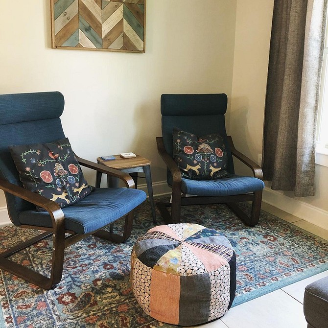 Пуф своїми руками з коробки: простий та доступний спосіб оновити інтер'єр.