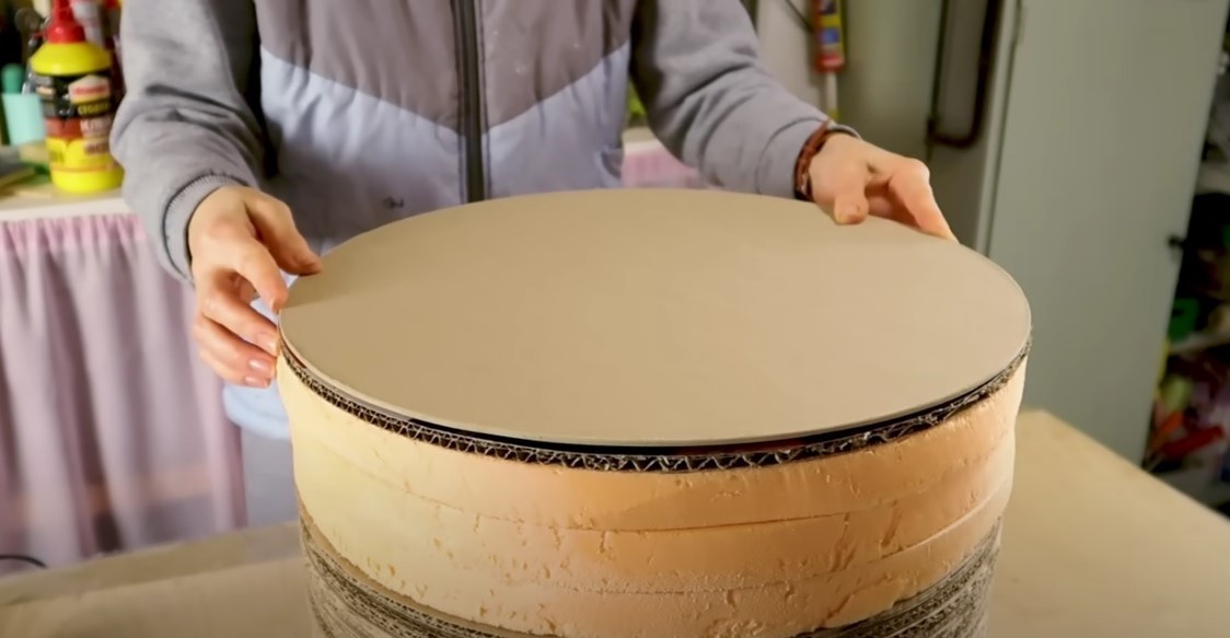 Детальний опис процесу виготовлення пуфіка з картонних коробок.