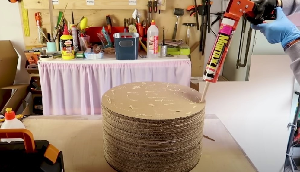 Інструкція, як зробити пуфік з картону в домашніх умовах: майстер-клас.