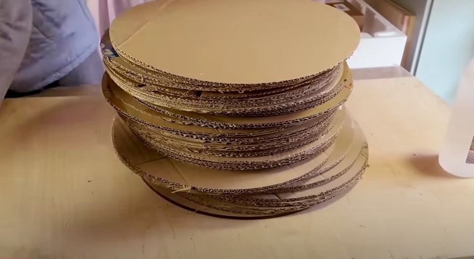 Майстер-клас зі створення пуфика з картону з оббивкою: додайте стиль вашому дому.