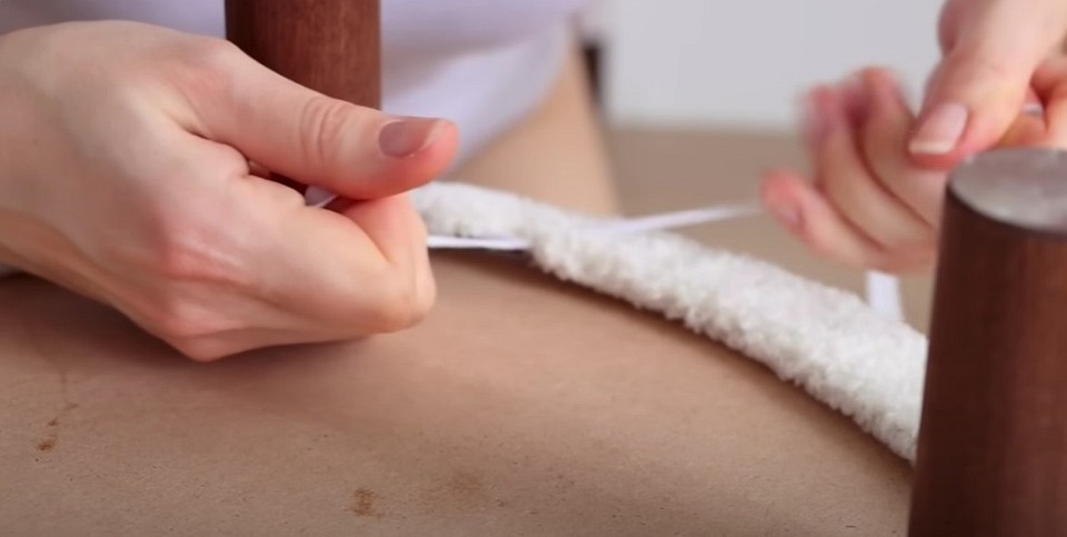 Як зробити зручний пуфік з картонних коробок: поради та майстер-клас