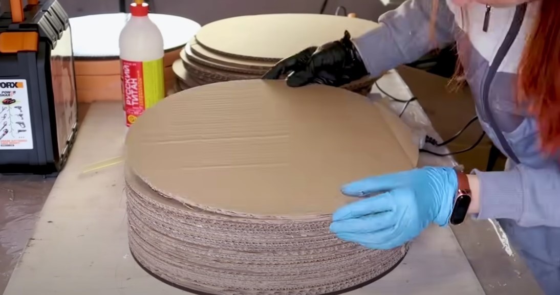 Майстер-клас: створення пуфіка своїми руками з використанням старих картонних коробок.