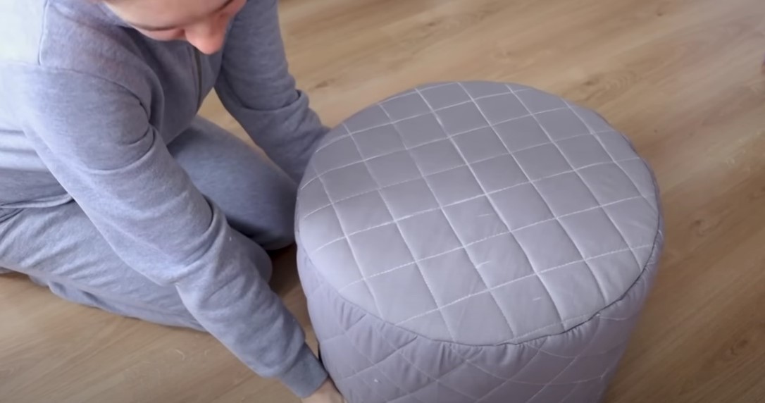 Пуфік з картону – ідея для дому: майстер-клас з переробки старих коробок.