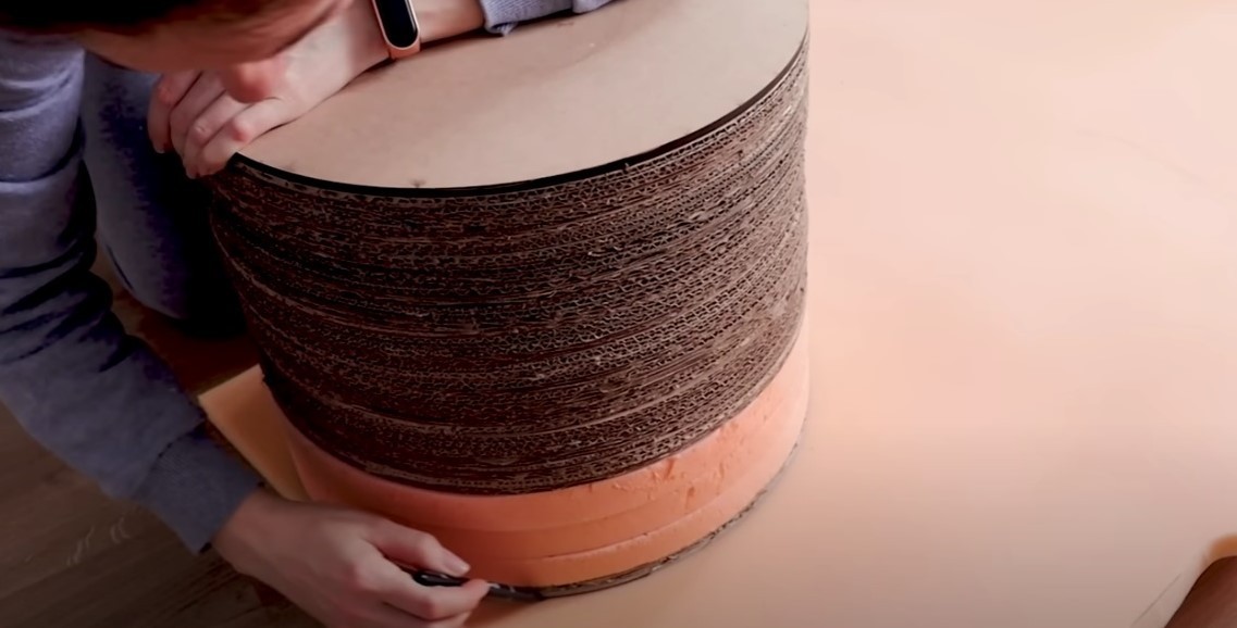 Як зробити м'який та зручний пуфік з картону: майстер-клас для дому.