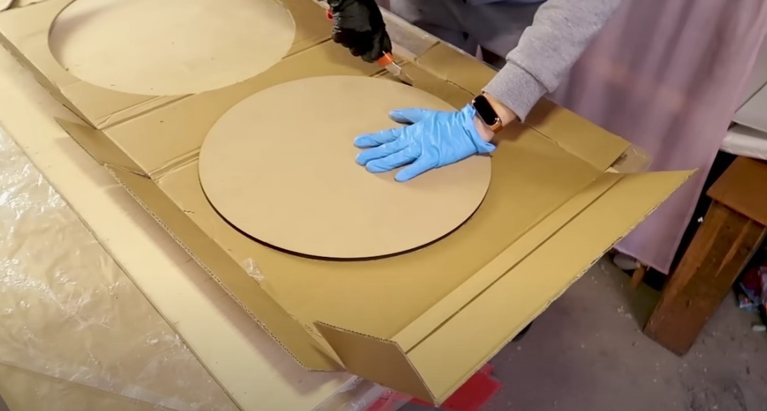 Майстер-клас: як зробити зручний і стильний пуфік з картону власноруч.