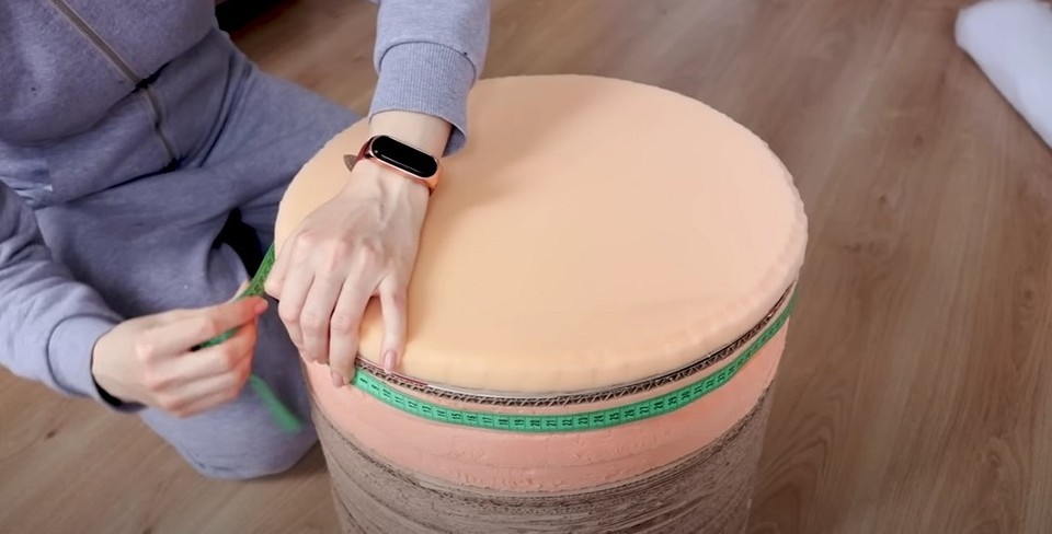 Пуфік з картону: ідея для вторинного використання матеріалів та створення меблів.